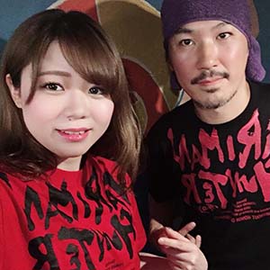 やりまんハンターロゴTシャツを着たでんでん串マスター