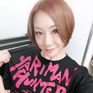 やりまんハンターロゴTシャツを着た若林美保