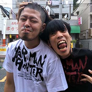 やりまんハンターロゴTシャツを着た二人