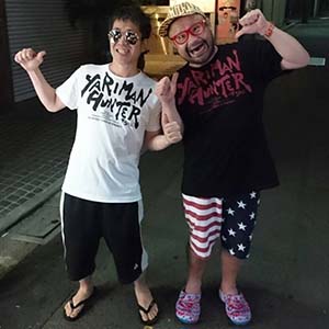 やりまんハンターロゴTシャツを着た横須賀歌麻呂とよしえつねお